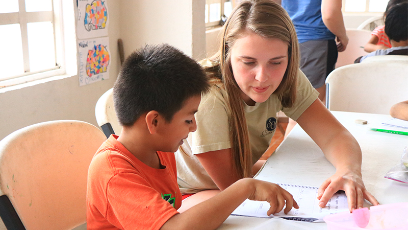 Northwestern student tutoring a child while on an SSP